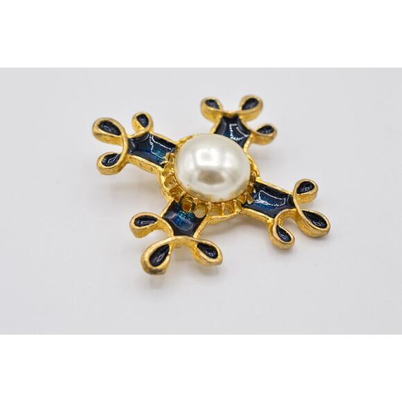 Vintage Maltese Cross Pin Brooch Navy Enamel Gold Tone Pearl Chunky 80s Bin1 - Picture 2 of 8